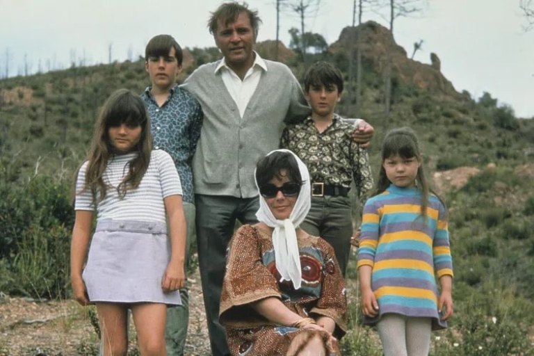 elizabeth taylor with richard burton and children michael wilding christopher wilding elisabeth yodd and maria burton r