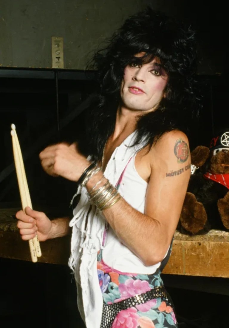 tommy lee held drumsticks